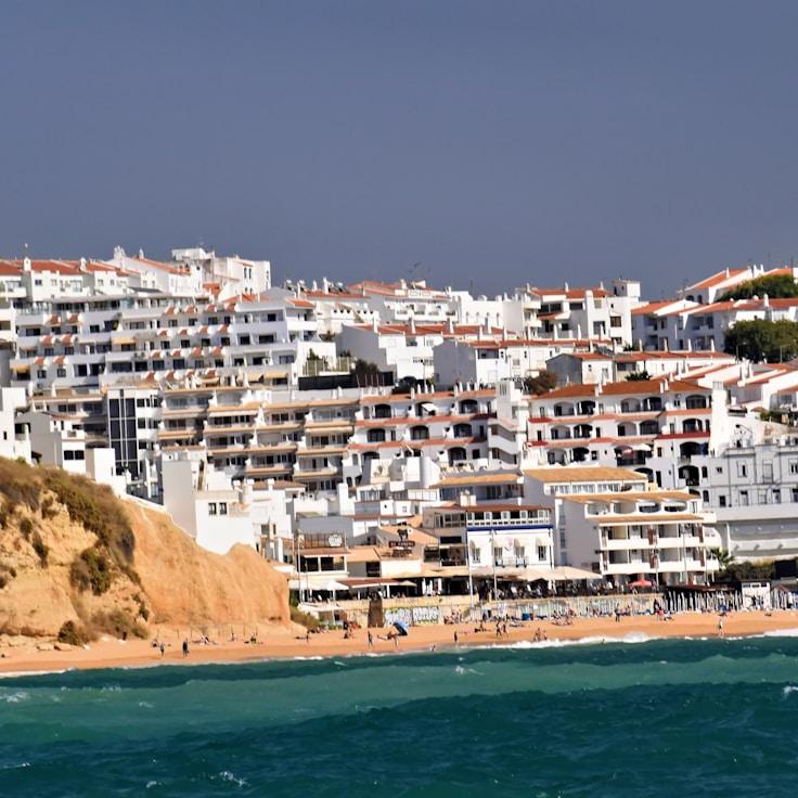 Family terraces and cafés for calm evenings in Lisbon